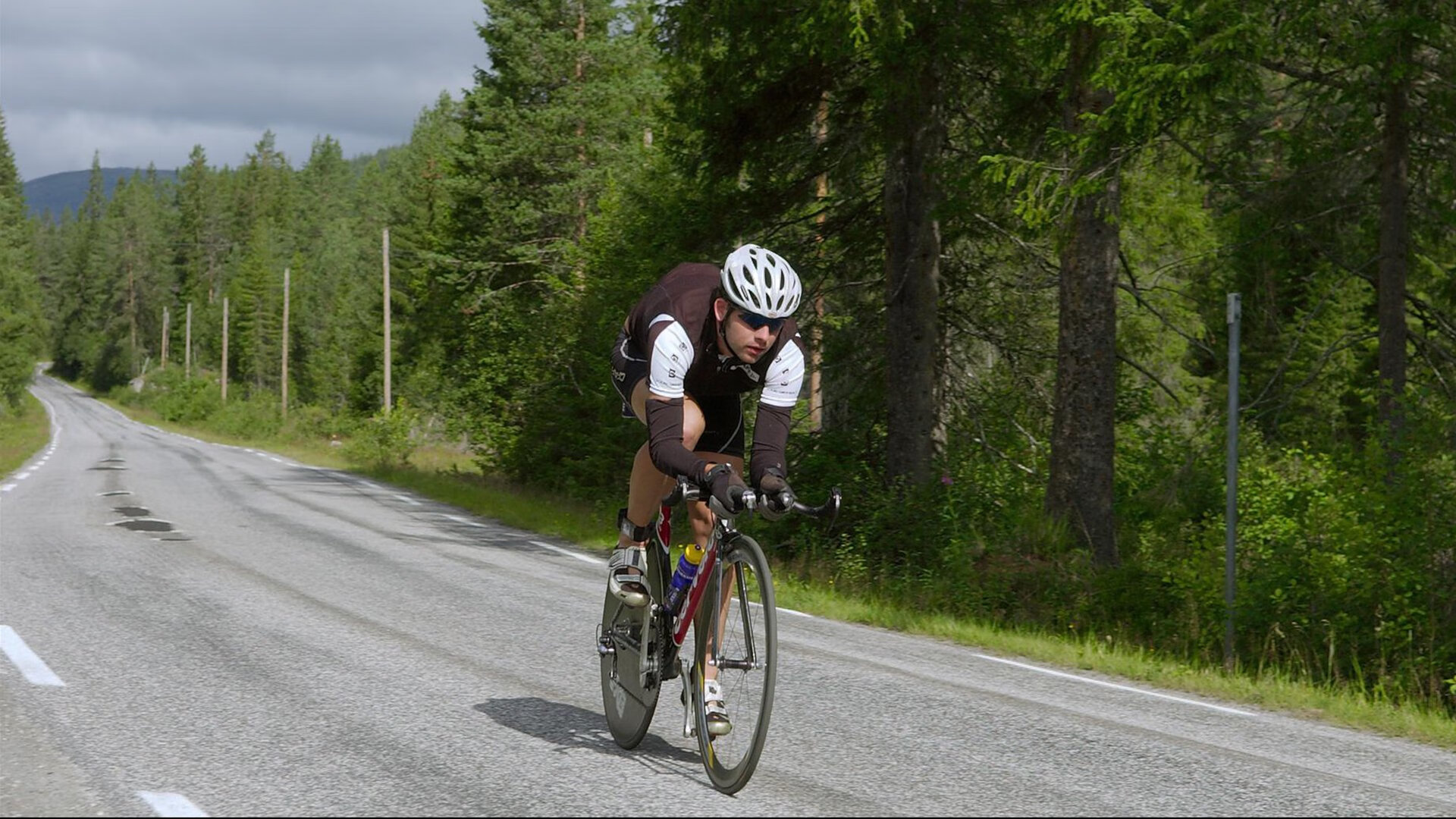 “赛段背后：战术布局的智慧较量”，竞赛战术